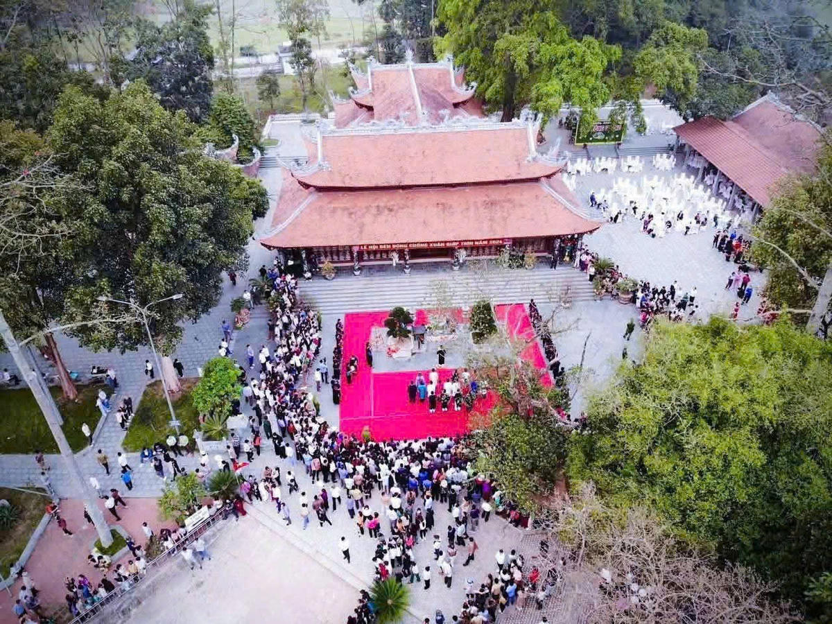 Đền Đông Cuông hàng năm thu hút nhiều du khách đến, đặc biệt là đầu tháng 9 (Âm lịch). Ảnh: Thu Nhài.