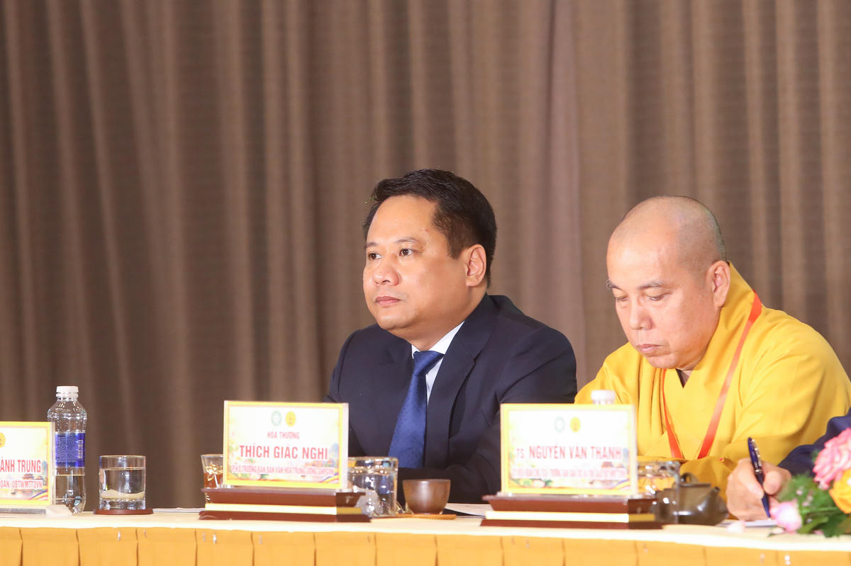 Nhà báo Trương Thành Trung (trái) – Tổng Biên tập Báo Đại đoàn kết tham gia Đoàn Chủ tịch điều hành Hội thảo. Ảnh: Lê Khánh.