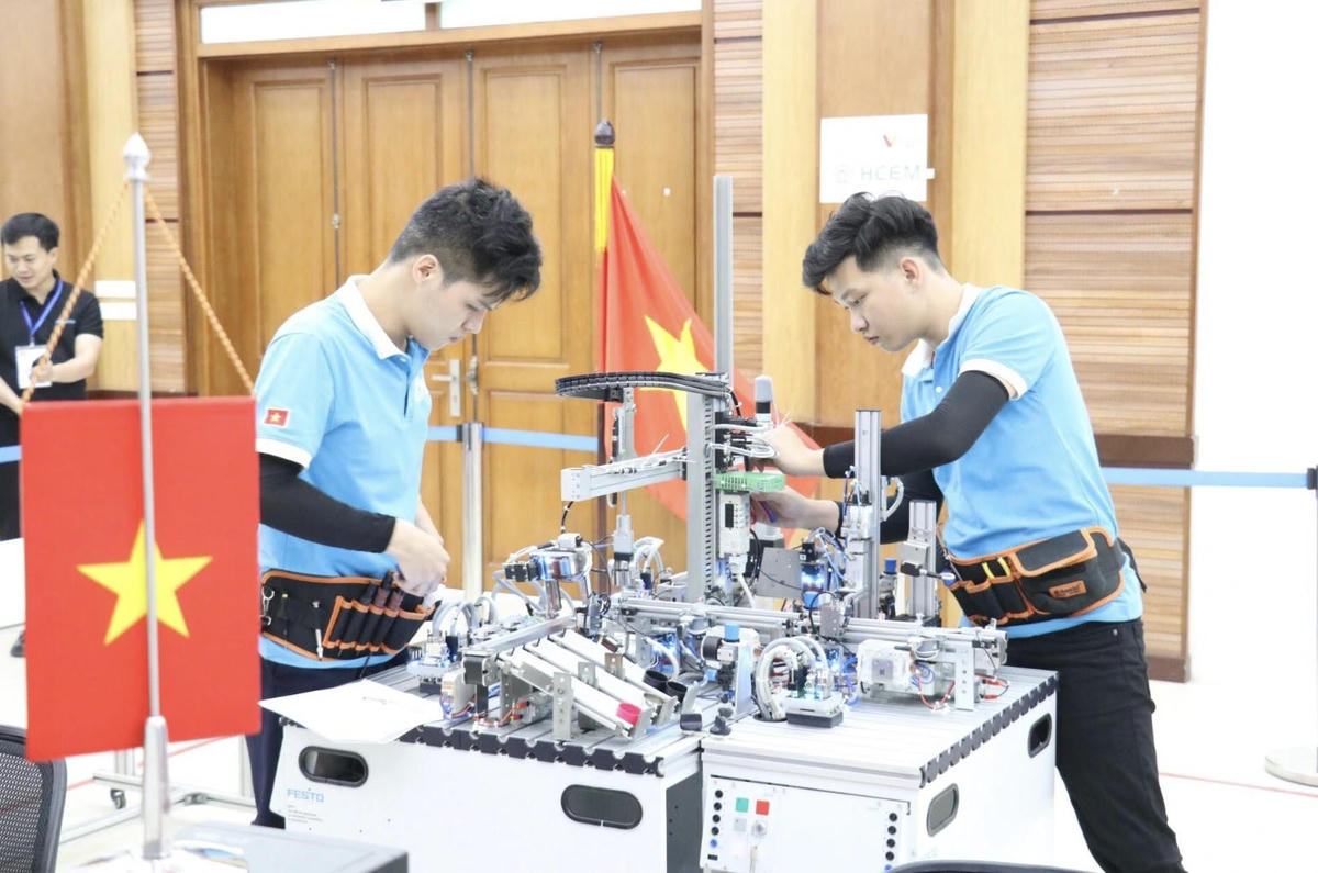 Sinh viên Trường Cao đẳng Cơ điện Hà Nội tại một cuộc thi tay nghề quốc tế.Ảnh: HCEM.
