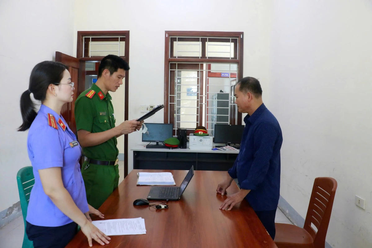Cơ quan chức năng đọc lệnh khởi tố vụ án, khởi tố bị can đối với Bùi Văn Trường, đối tượng cầm đầu đường dây sản xuất, buôn bán thuốc giả.