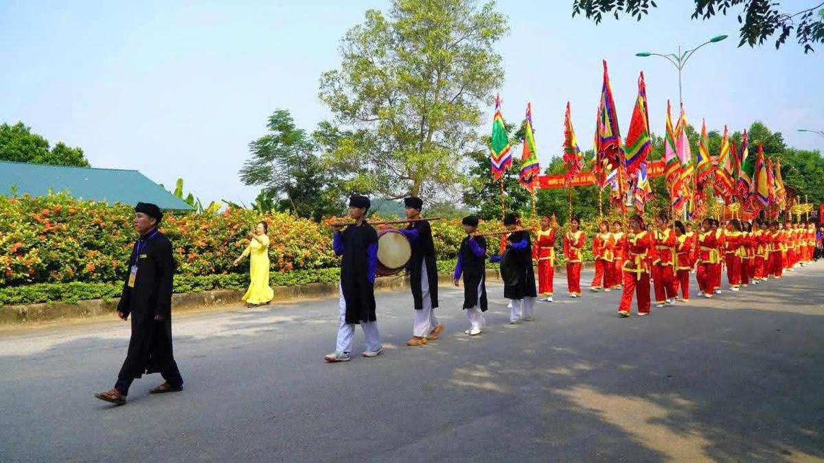Đoàn rước, dẫn đầu là các cao niên và đội trống, chiêng. Ảnh: Thu Nhài.