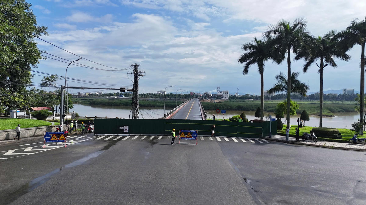 Một góc cầu Trà Khúc 1 cũ đóng lại dừng lưu thông. Ảnh: CĐ.