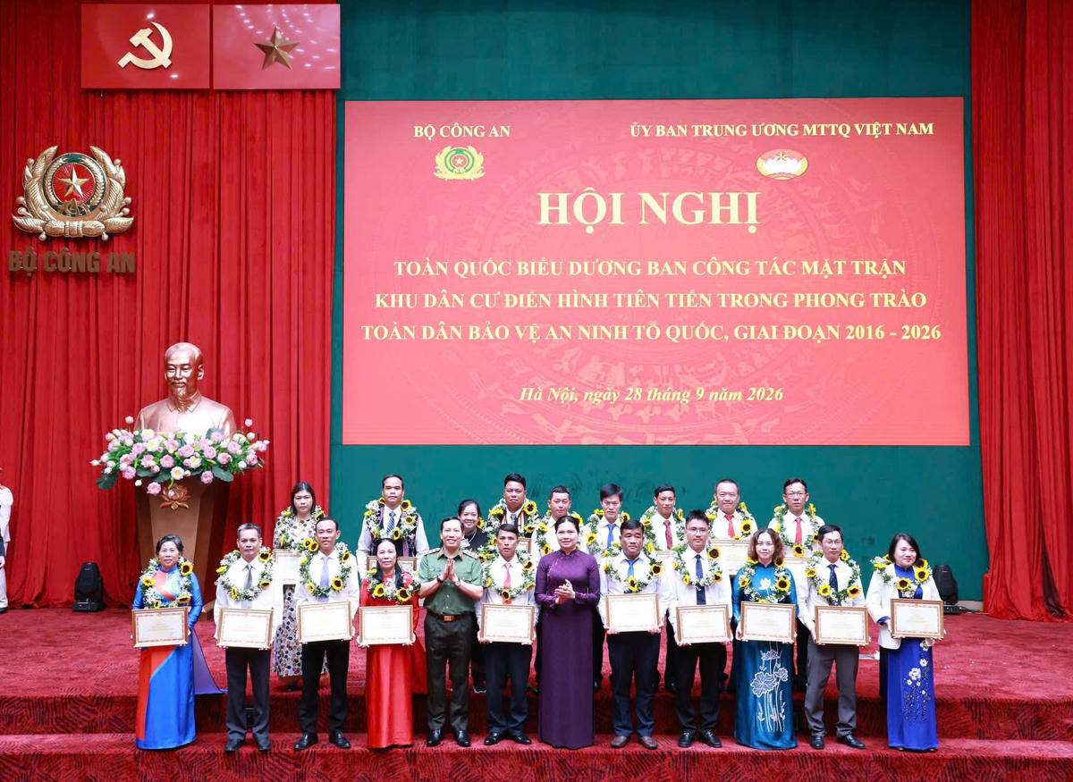 Phu phố Trung Sơn vinh dự được Bộ trưởng Bộ Công an tặng Bằng khen về thành tích xuất sắc trong phong trào Toàn dân bảo vệ an ninh Tổ quốc giai đoạn 2016 - 2026. Ảnh: H.N