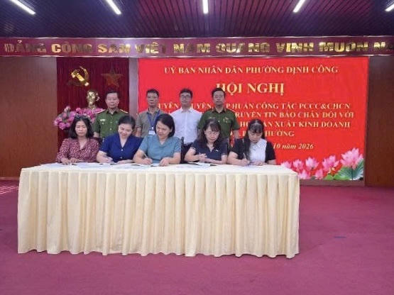 Đại diện các cơ sở ký cam kết về phòng cháy chữa cháy và ký kết hợp đồng lắp đặt thiết bị truyền tin báo cháy với đơn vị cung cấp.