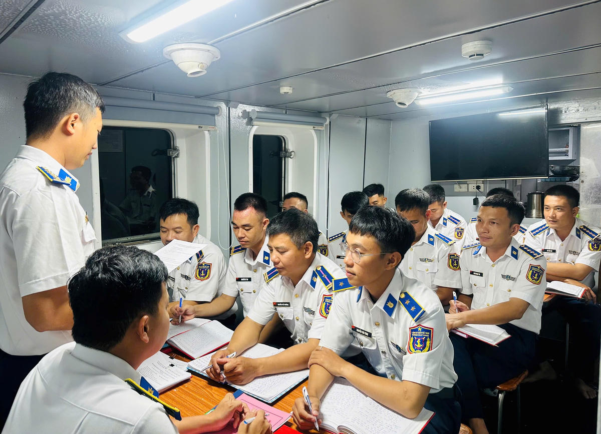 Cán bộ, chiến sĩ Hải đội 212, Hải đoàn 21 đang ổn luyện kiến thức chuẩn bị hội thi tàu tốt năm 2026. Ảnh: CSB 2.