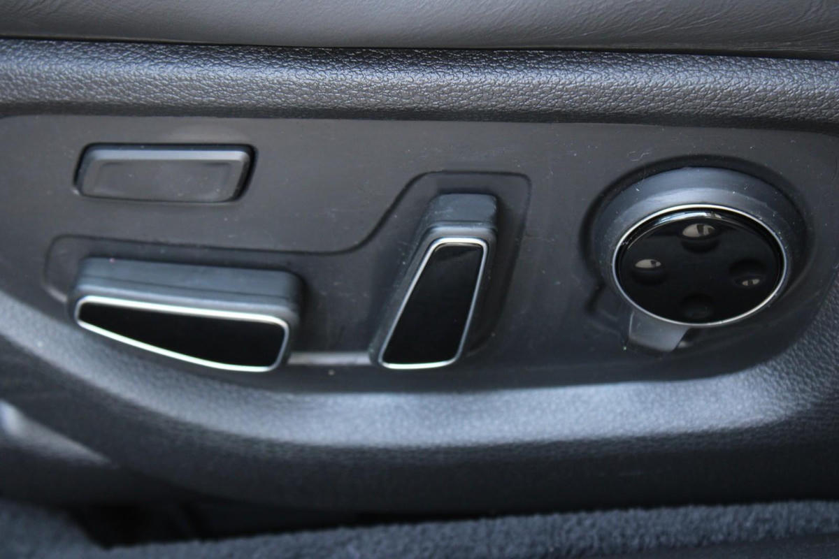 Công tắc chỉnh ghế điện trên Hyundai Genesis đời 2015. Lỗi công tắc có thể khiến mô-tơ ghế trước hoạt động liên tục, quá nhiệt và làm tăng nguy cơ cháy.