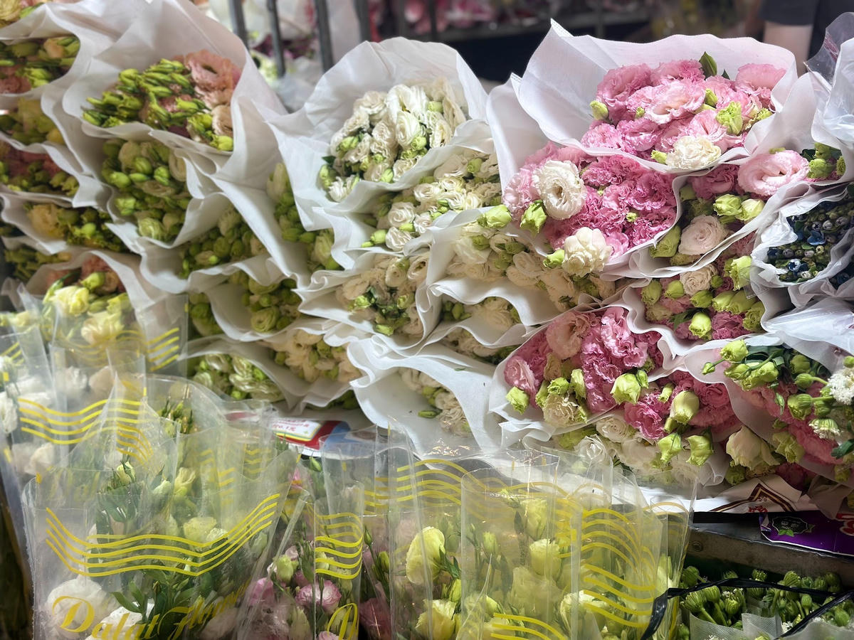 [ẢNH] Chợ hoa Quảng An nhộn nhịp, tấp nập trước dịp 20/10