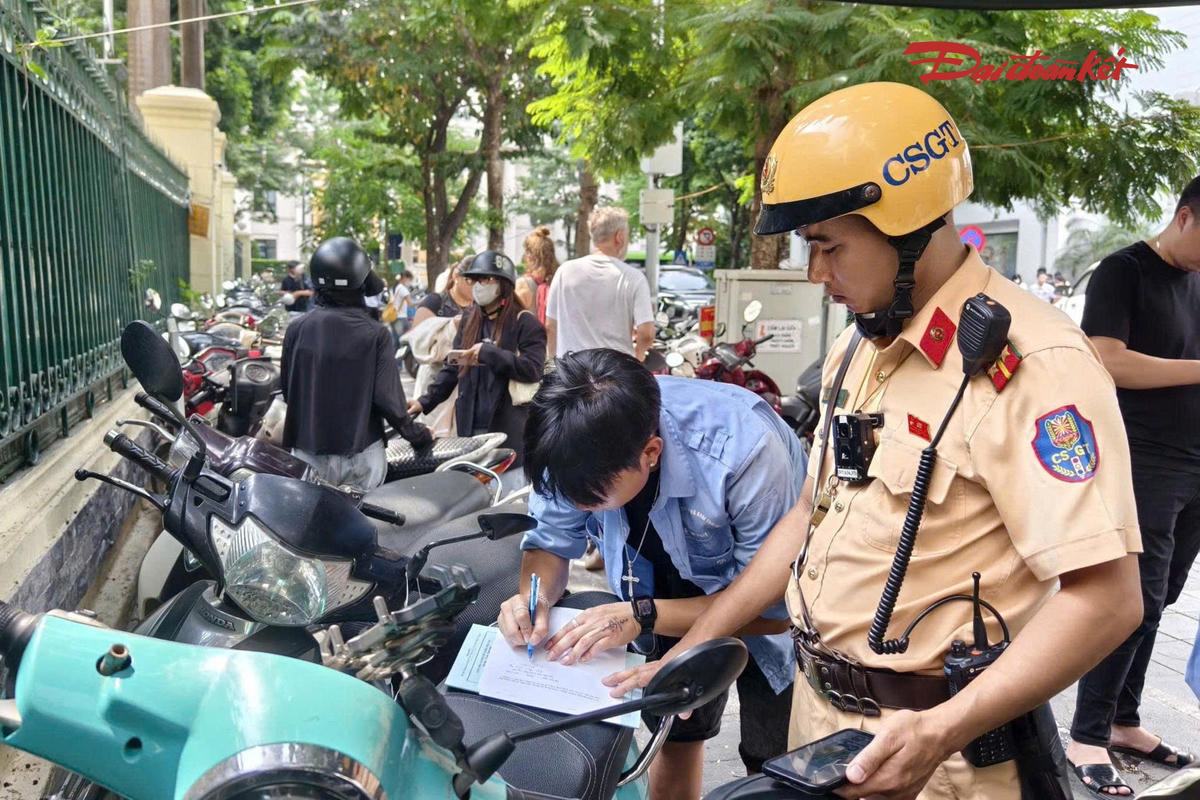 Qua kiểm tra, CSGT và Công an phường Hoàn Kiếm trực tiếp hướng dẫn chủ cơ sở, nhân viên trông giữ xe và khách đến giao dịch chấp hành quy định của Luật Trật tự, an toàn giao thông đường bộ. 