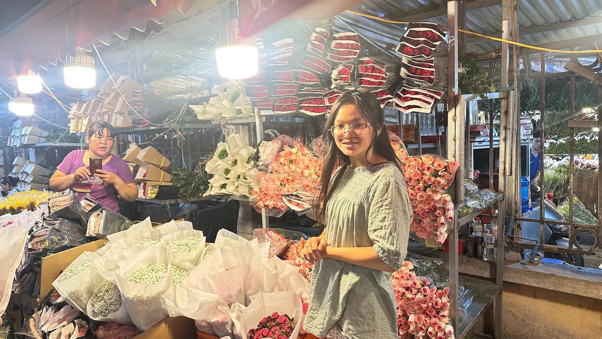 Chị Nhã Nhi (22 tuổi - Hà Nội ) - tiểu thương tại chợ Quảng an cho biết: “Thị hiếu khách hàng năm nay bền bỉ nhất thì vẫn là hoa hồng. Nhưng dạo gần đây đang rộ thêm những loại hoa khác như hoa tulip, hoa baby. Cách bó cũng được thay đổi để thu hút khách hàng".