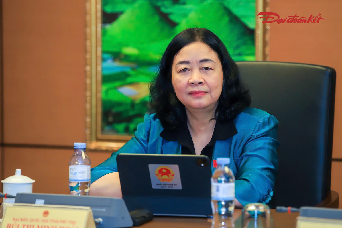 Chủ tịch UBTƯ MTTQ Việt Nam Bùi Thị Minh Hoài tham dự phiên thảo luận tại Tổ 12 (Ảnh: Quang Vinh)