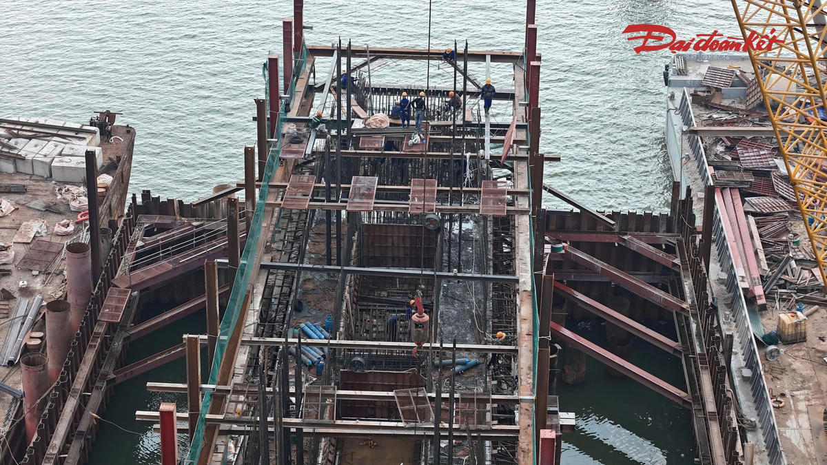 Đáng chú ý, tại vị trí ba trụ tháp chính giữa sông Hồng, công tác khoan cọc nhồi đã cơ bản hoàn thành. Các đơn vị thi công đang chuyển sang xây dựng bệ trụ, chuẩn bị cho giai đoạn dựng tháp cầu. Đây là một trong những hạng mục quan trọng, có yêu cầu kỹ thuật cao của công trình cầu dây văng.