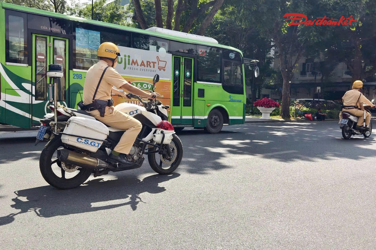Lực lượng chức năng tổ chức kiểm tra lưu động tại các tuyến phố có mật độ phương tiện cao, đặc biệt là khu vực các bãi trông giữ xe, cơ sở kinh doanh dịch vụ ăn uống, cà phê trên phố Hàng Tre, Tràng Thi và khu vực các bệnh viện.