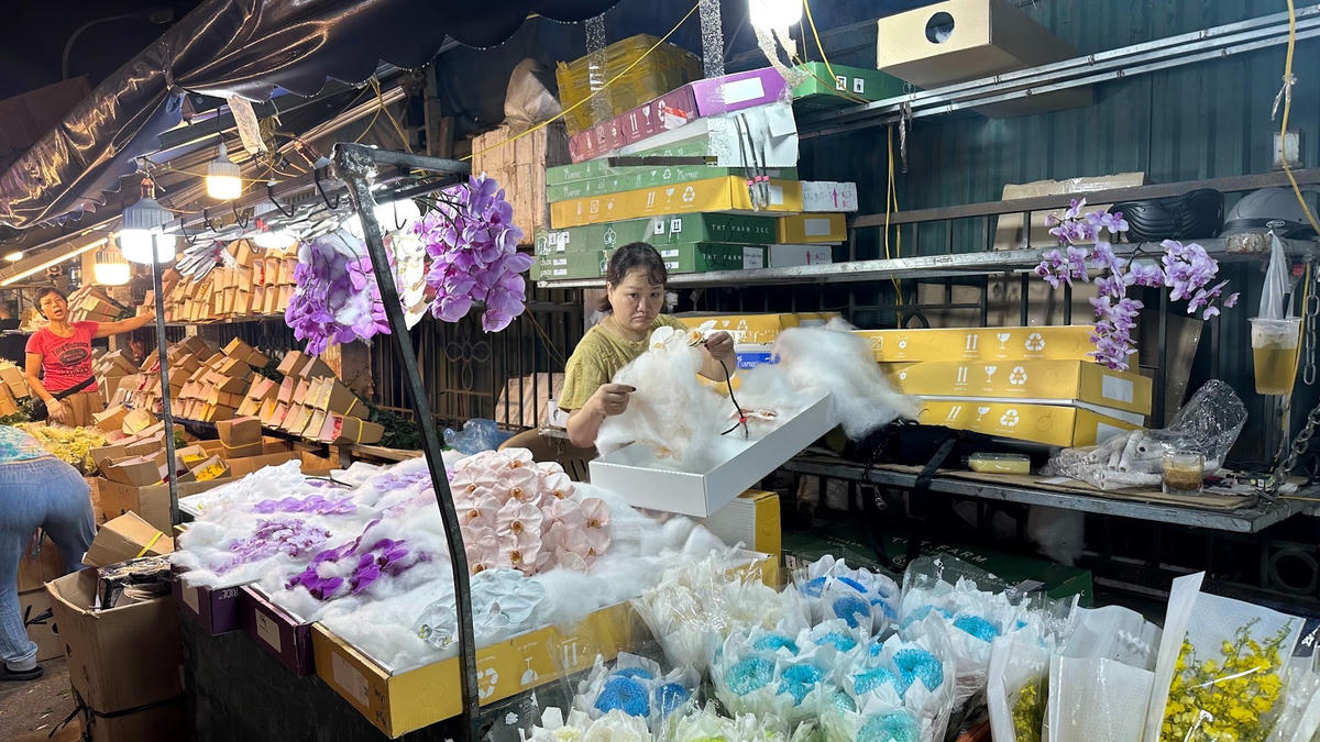 [ẢNH] Chợ hoa Quảng An nhộn nhịp, tấp nập trước dịp 20/10