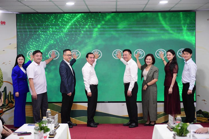 Các đại biểu nhấn nút chính thức khởi động cuộc thi. Ảnh: Q.Đ
