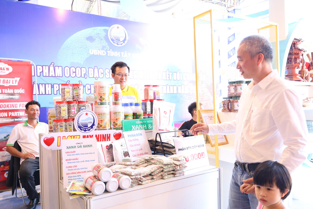 Sản phẩm OCOP đang tìm cách để nâng cao hiệu quả thương mại trên thị trường. Ảnh: S.X