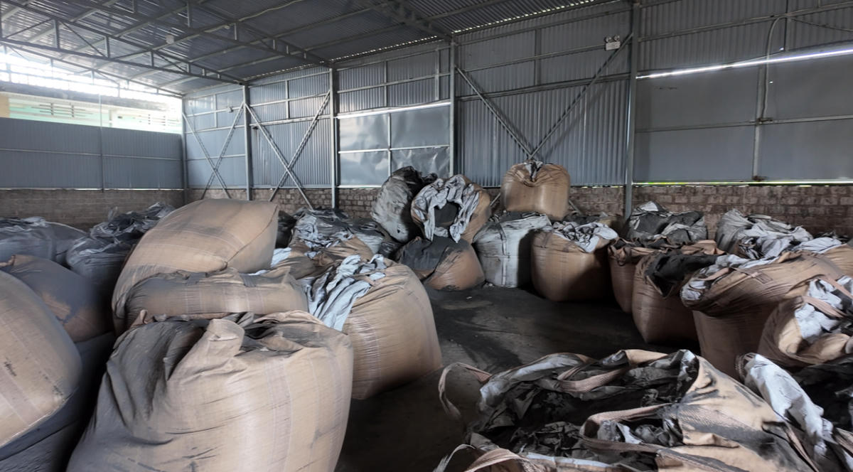 Kho xưởng rộng khoảng 1.000m² tại khu vực Dự án Khu đô thị Bắc Cầu Bang được các đối tượng thuê làm nơi tập kết chất thải công nghiệp. Ảnh: Công an TP Quảng Ninh.