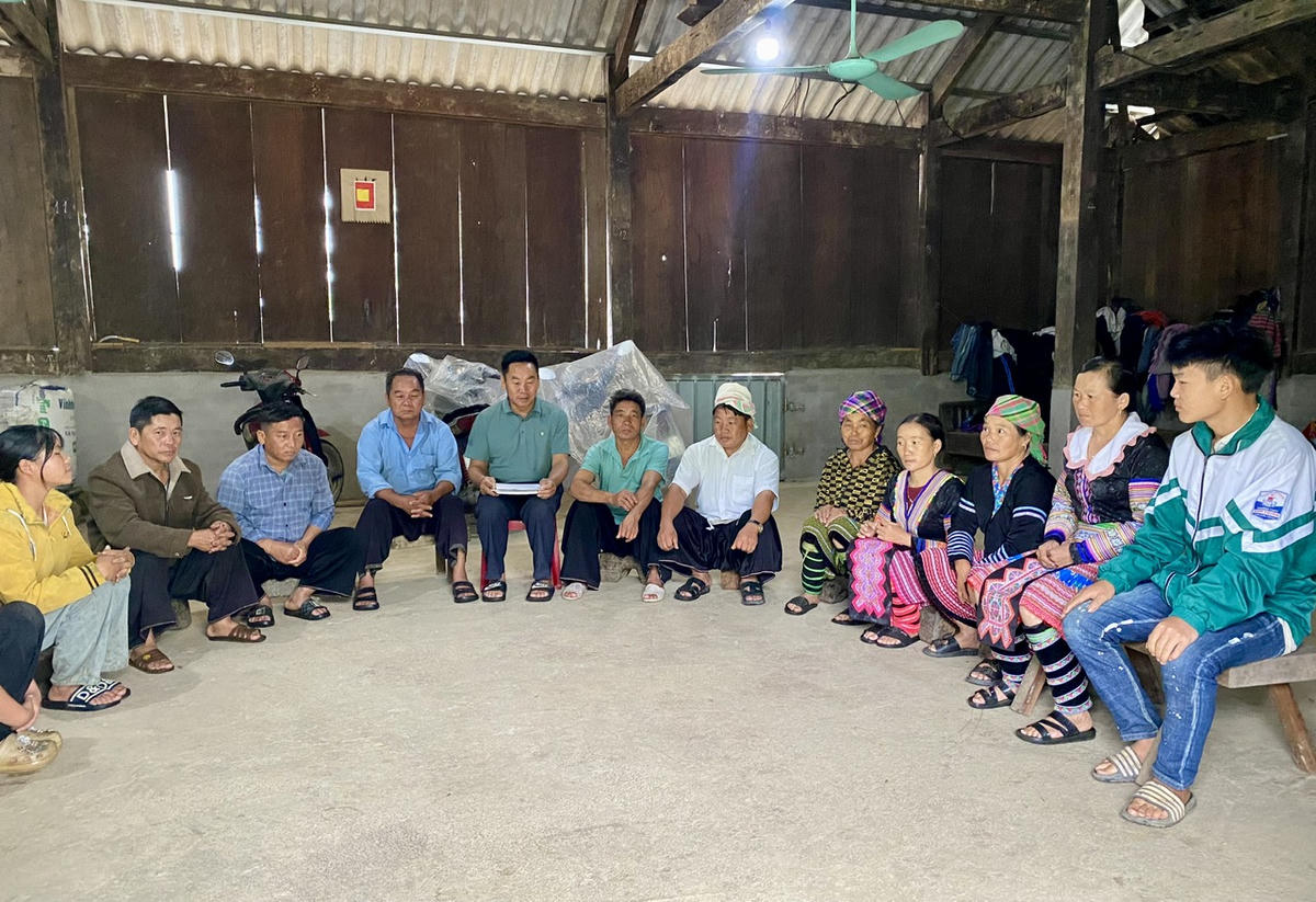Người vun đắp bình yên bản Mông