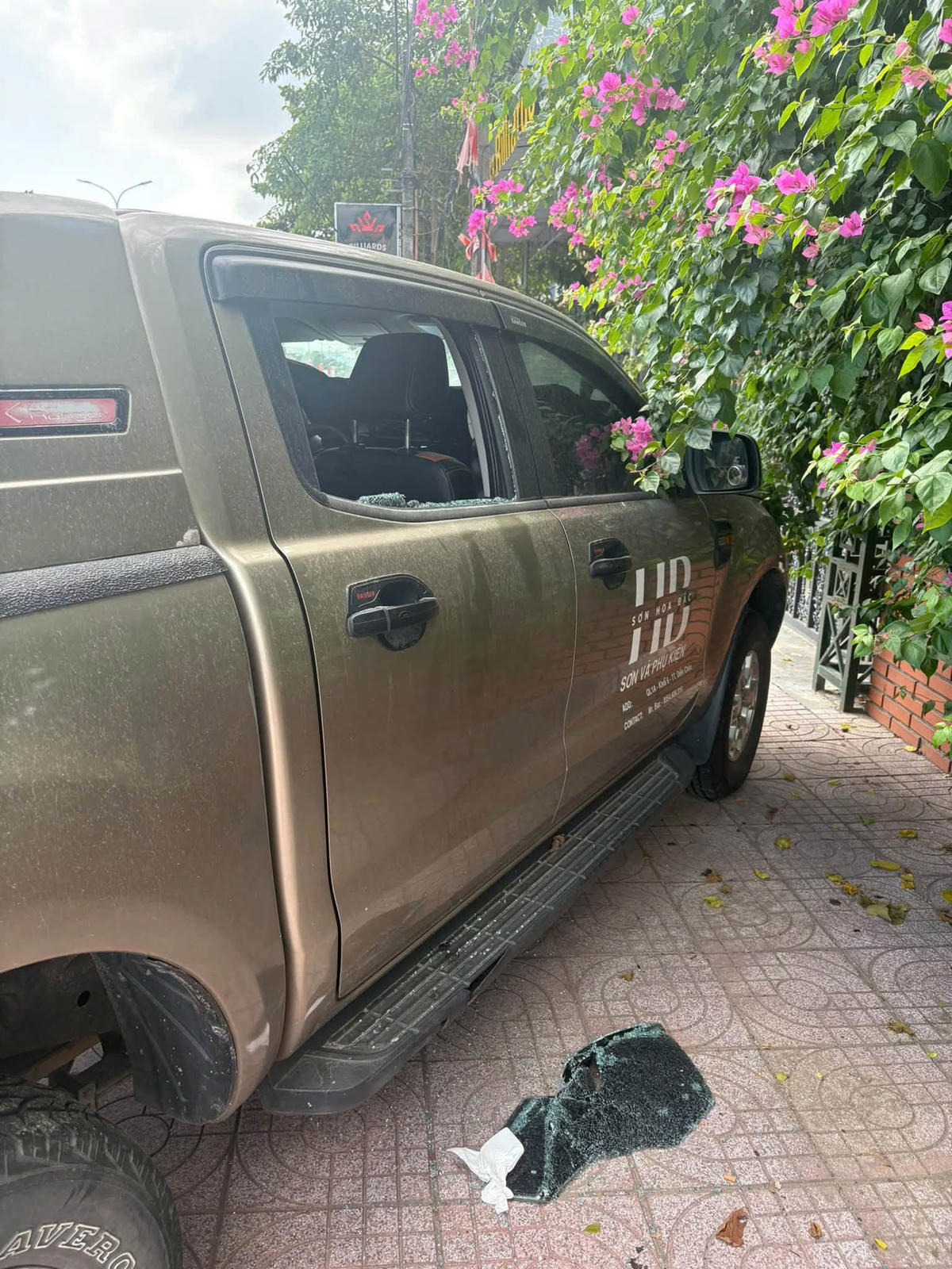 Chiếc xe bán tải của một người dân tại xã Diễn Châu bị đập vỡ kính trong đêm. Ảnh: NDCC