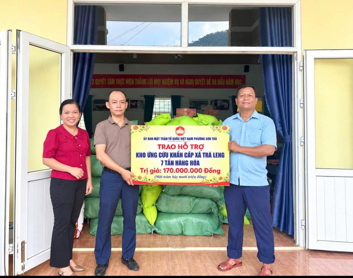 Mặt trận phường Sơn Trà bàn giao kho ứng cứu khẩn cấp. Ảnh: Hồng Phấn
