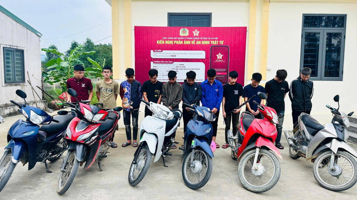 Nhóm thiếu niên cùng vật chứng tại cơ quan Công an. Ảnh: Công an tỉnh Nghệ An