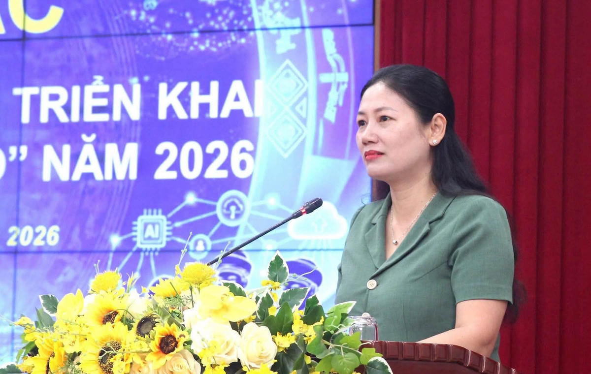 Bà Đoàn Thị Thanh Tâm, Ủy viên Ban Chấp hành Đảng bộ tỉnh, Phó Trưởng ban Thường trực Ban Tuyên giáo Tỉnh ủy Lào Cai dự và phát biểu tại xã Yên Bình. Ảnh: TGLC.