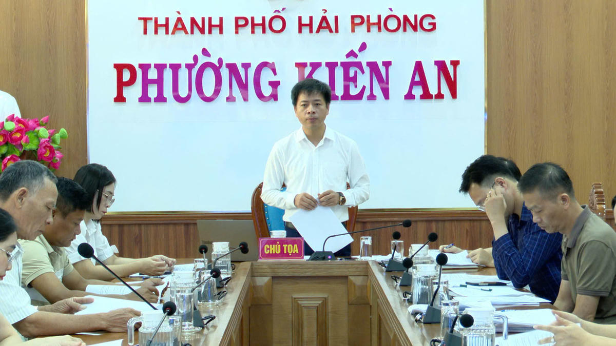  Chủ tịch Ủy ban MTTQ Việt Nam phường Kiến An Vũ Xuân Phúc chủ trì hội nghị cùng với Ban TTND và Ban GSĐTCCĐ để hoạt động đi vào hiệu quả, thực chất. 	
