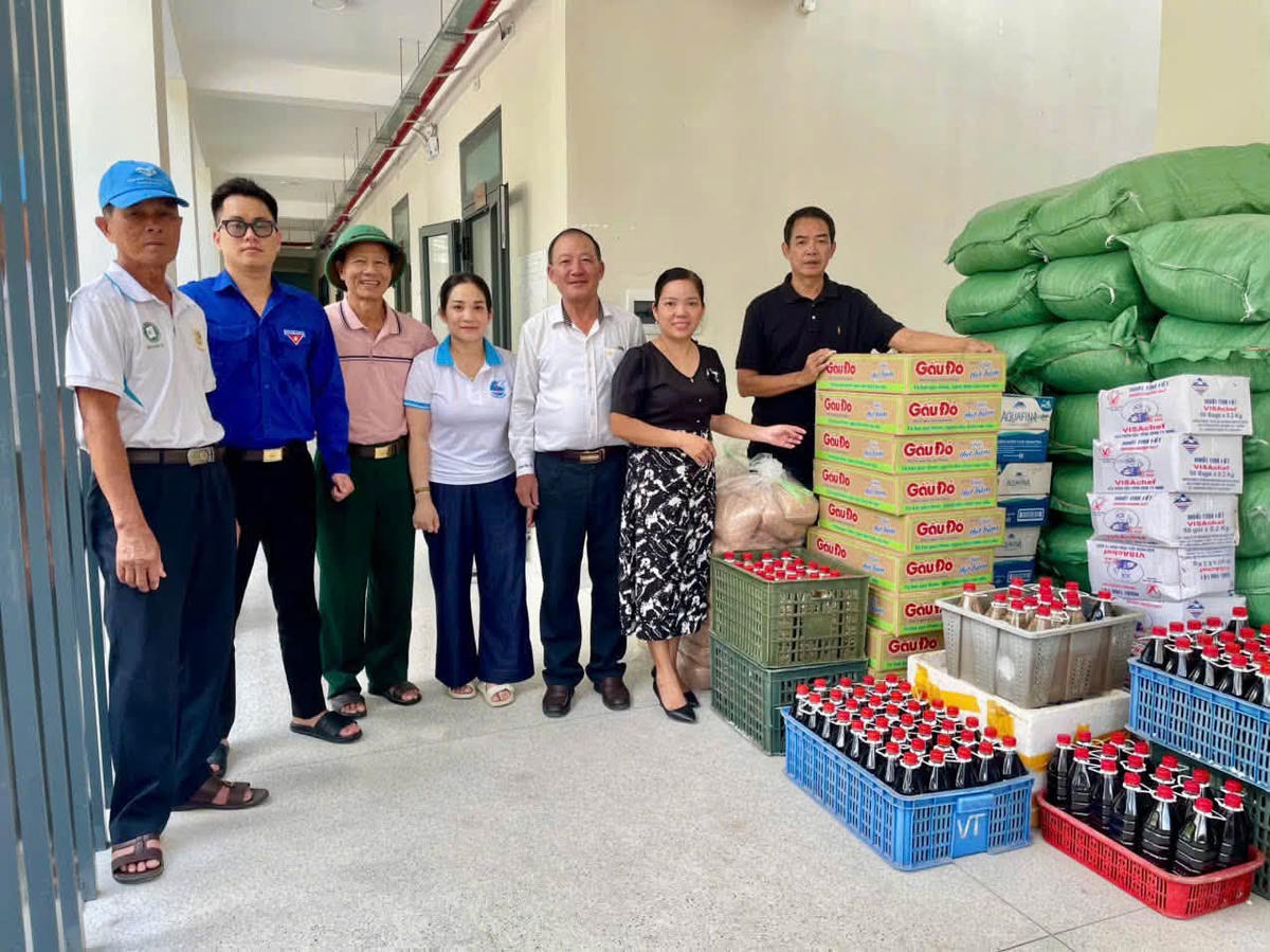 Bàn giao hàng hóa dự phòng mùa mưa bão cho xã Trà Leng. Ảnh: Hồng Phấn