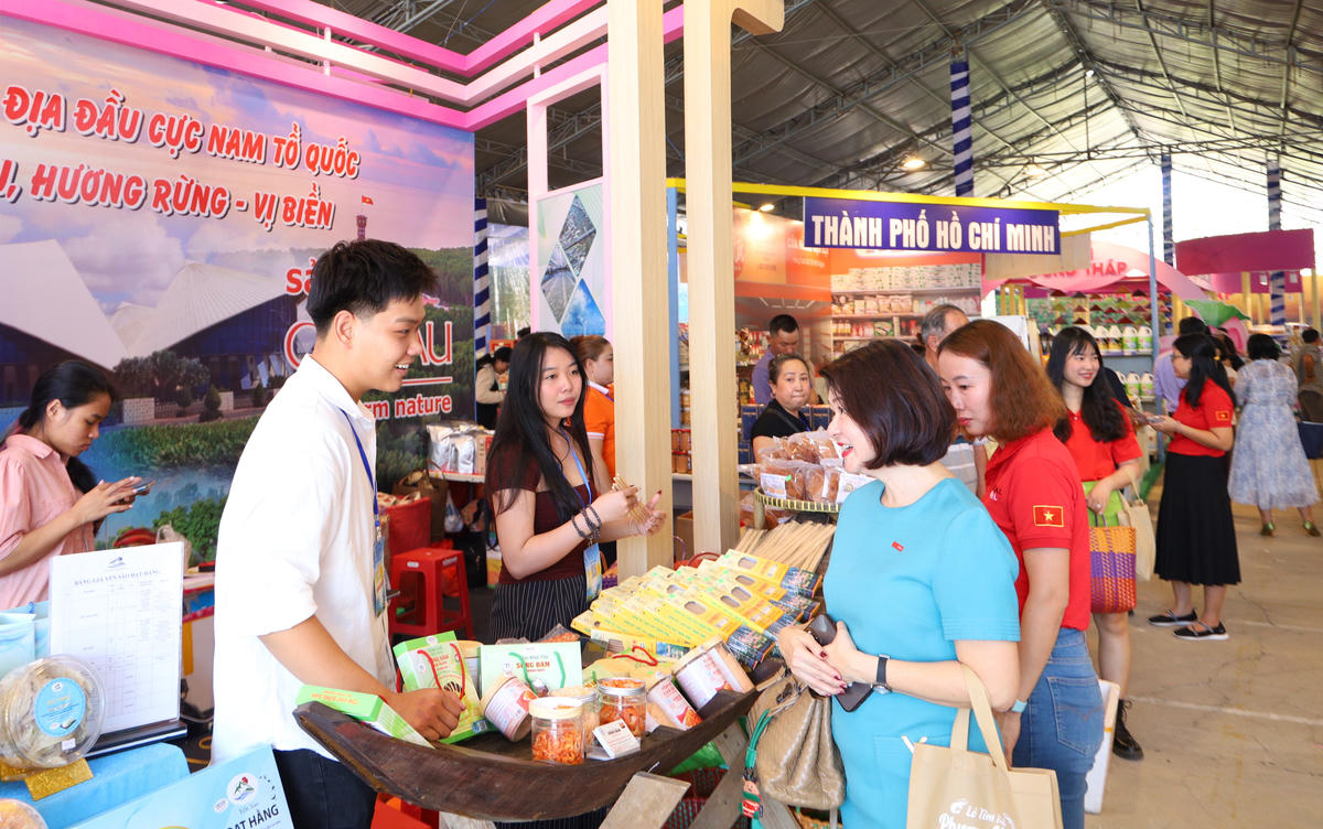 Sản phẩm OCOP các tỉnh bày bán tại hội chợ. Ảnh: S.X