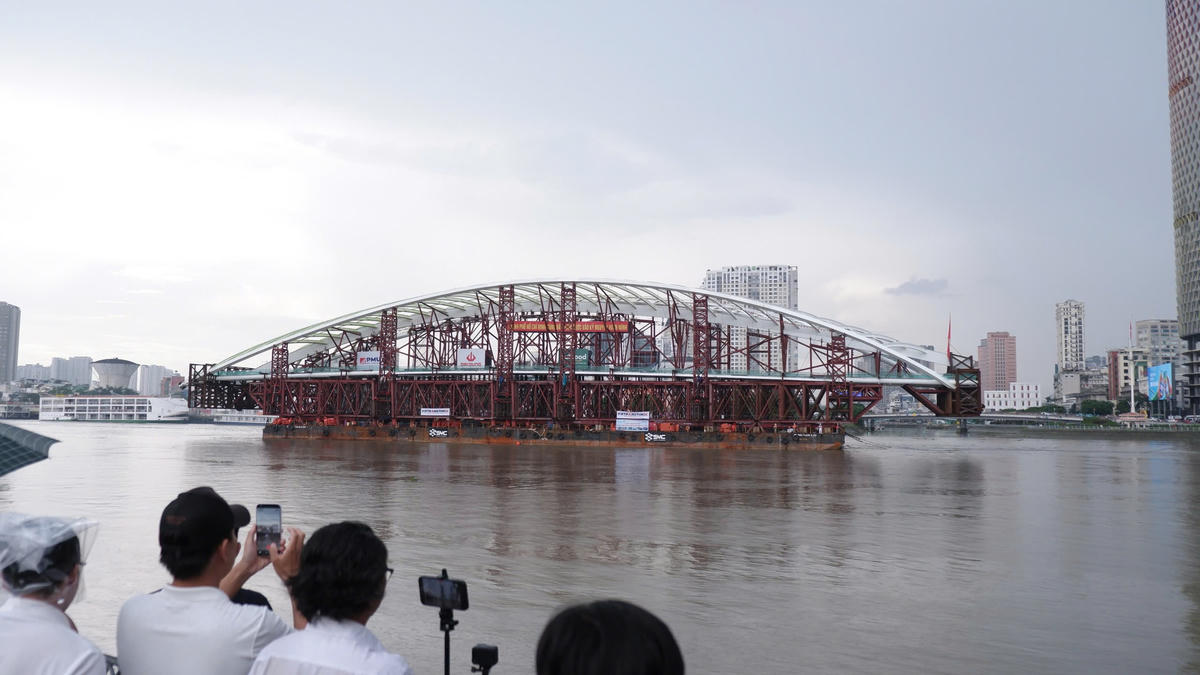 Nhiều người tranh thủ quay phim, chụp hình. Ảnh: Đ.Xá.