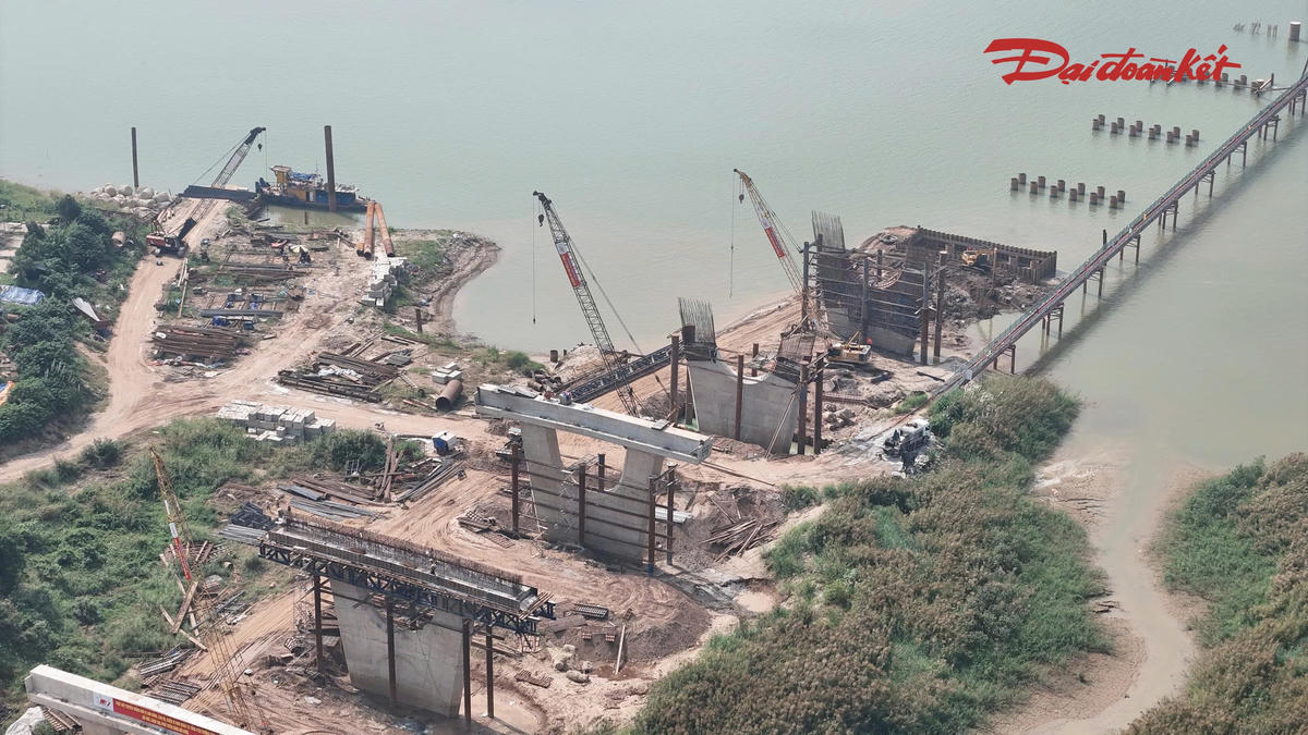 Cầu Thượng Cát sau một năm thi công: Ba trụ tháp dần thành hình giữa sông Hồng