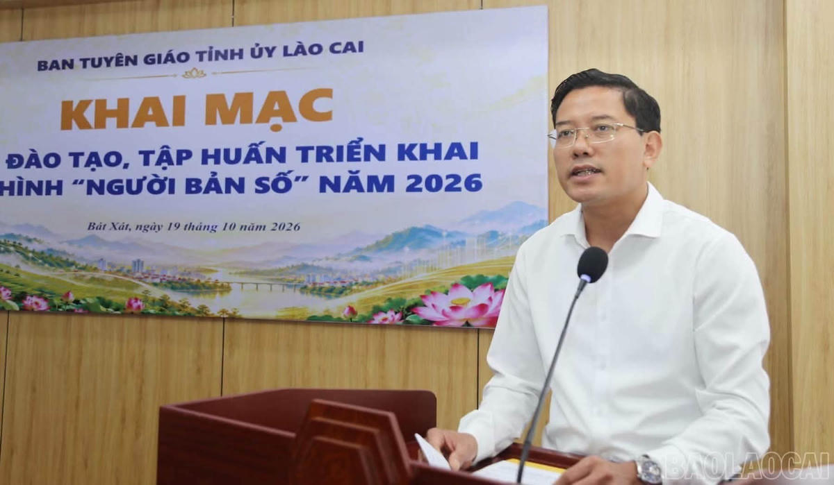 Ông Phùng Nam Trung, Phó Trưởng Ban Tuyên giáo Tỉnh ủy Lào Cai dự và phát biểu tại điểm đào tạo xã Bát Xát. Ảnh: TGLC.