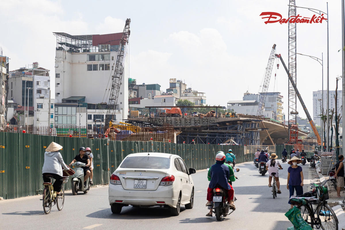 Trong khi tuyến đường chính đã được thông xe, hai cầu vượt tại nút giao Láng Hạ - Giảng Võ và nút giao Nguyễn Chí Thanh vẫn đang được các nhà thầu tập trung thi công.