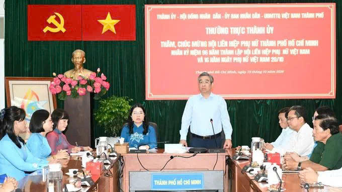 Ông Nguyễn Phước Lộc chúc mừng Hội LHPN TPHCM nhân Ngày Phụ nữ Việt Nam 20/10. Ảnh: VD.