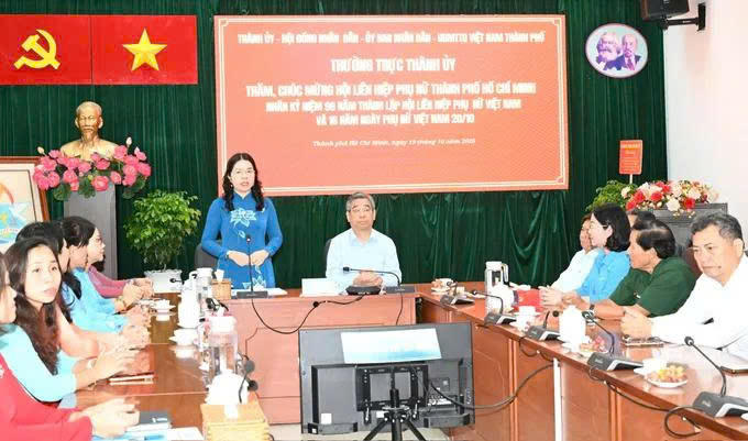 Chủ tịch Hội LHPN TPHCM Nguyễn Thị Ngọc Xuân phát biểu tại buổi gặp mặt. Ảnh: VD.