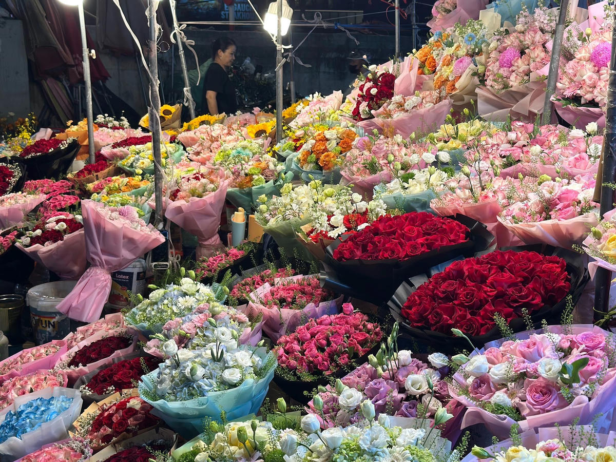 [ẢNH] Chợ hoa Quảng An nhộn nhịp, tấp nập trước dịp 20/10