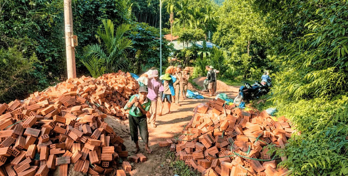 Người dân giúp gia đình chị Hồ Thị Huệ vận chuyển vật liệu xây dựng nhà mới. Ảnh: LT.