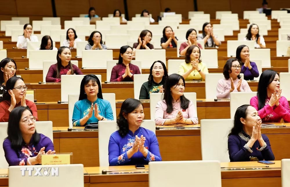ttxvn_chu-tich-quoc-hoi-va-thu-tuong-gap-mat-cac-nu-dai-bieu-quoc-hoi-khoa-xvi-2.jpg