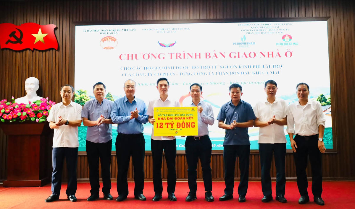 Đại diện Công ty Cổ phần - Tổng Công ty Phân bón Dầu khí Cà Mau đã tài trợ 12 tỷ đồng cho tỉnh Lào Cai. Ảnh: Mai Hiên.