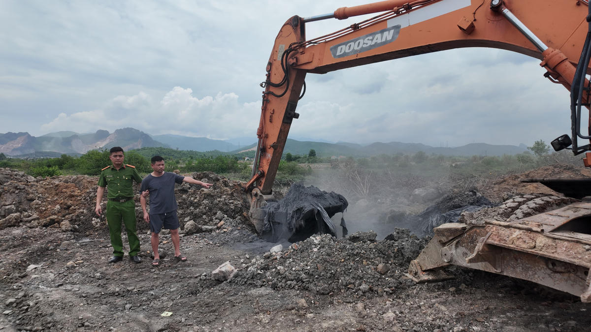 Hiện trường các đối tượng chôn lấp chất thải. Ảnh: Công an TP Quảng Ninh