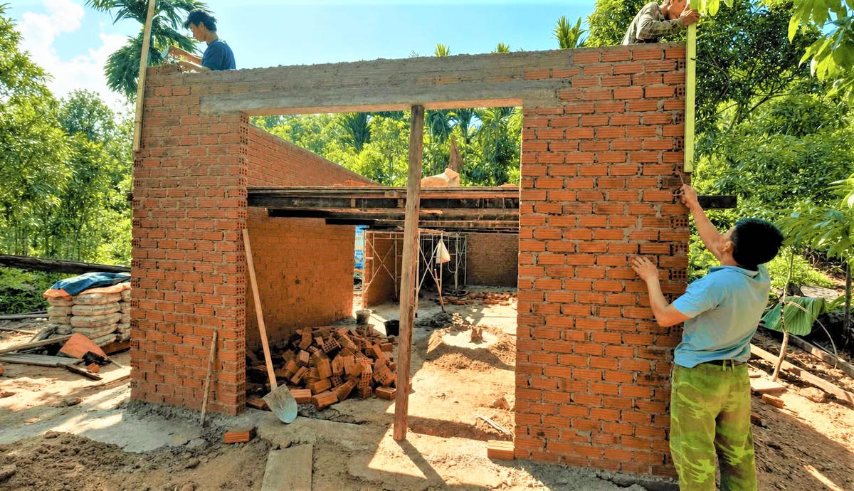 Ngôi nhà của gia đình chị Hồ Thị Huệ được xây dựng sớm, hoàn thành. Ảnh: LT.