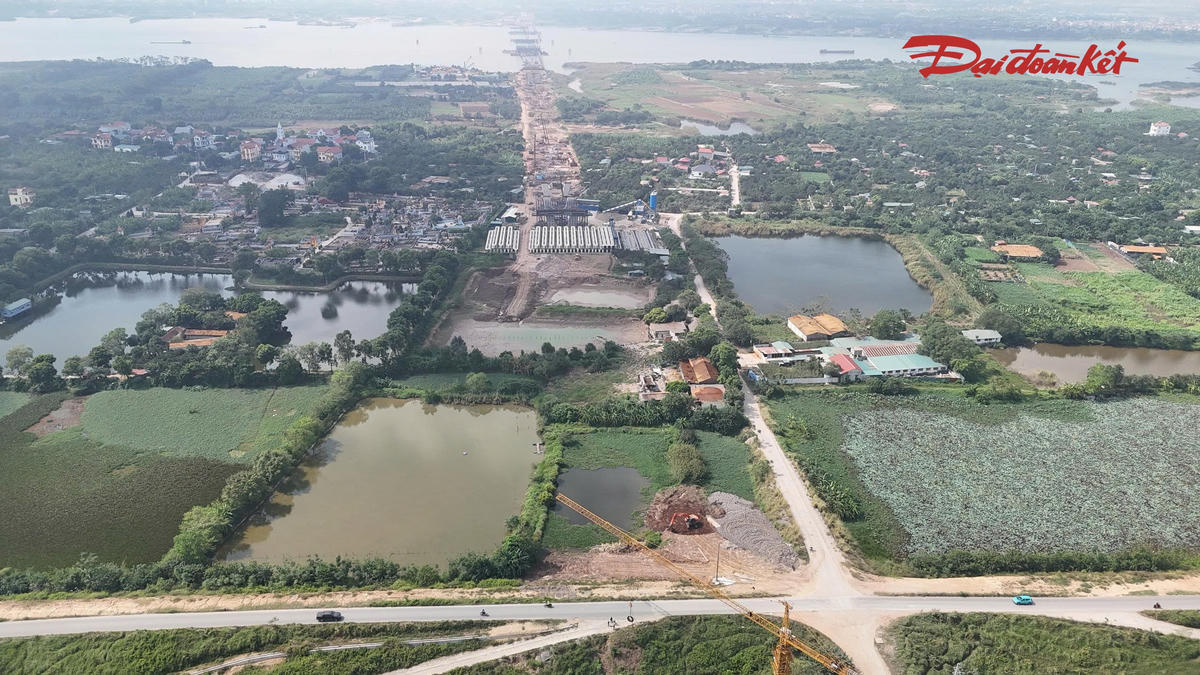 Sau một năm khởi công, công trường dự án cầu Thượng Cát đang bước vào giai đoạn triển khai đồng loạt nhiều hạng mục. Những trụ cầu bê tông cốt thép dần vươn lên giữa dòng sông Hồng, từng bước định hình diện mạo cây cầu dây văng mới ở phía Tây Bắc Thủ đô Hà Nội.