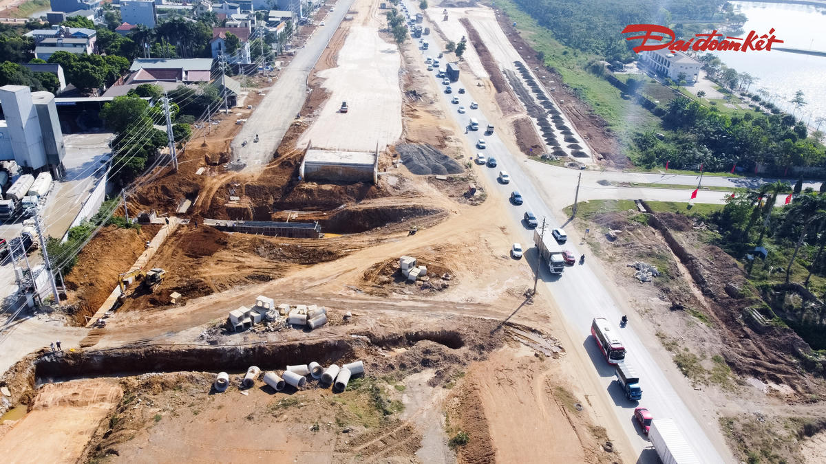 Bên cạnh việc đẩy nhanh khối lượng xây lắp, công tác tổ chức giao thông tại các điểm giao cắt dân sinh cũng cần được chú trọng. Rào chắn, biển báo và các biện pháp cảnh báo tại khu vực thi công cần được duy trì, hoàn thiện để hạn chế ảnh hưởng đến người dân.
