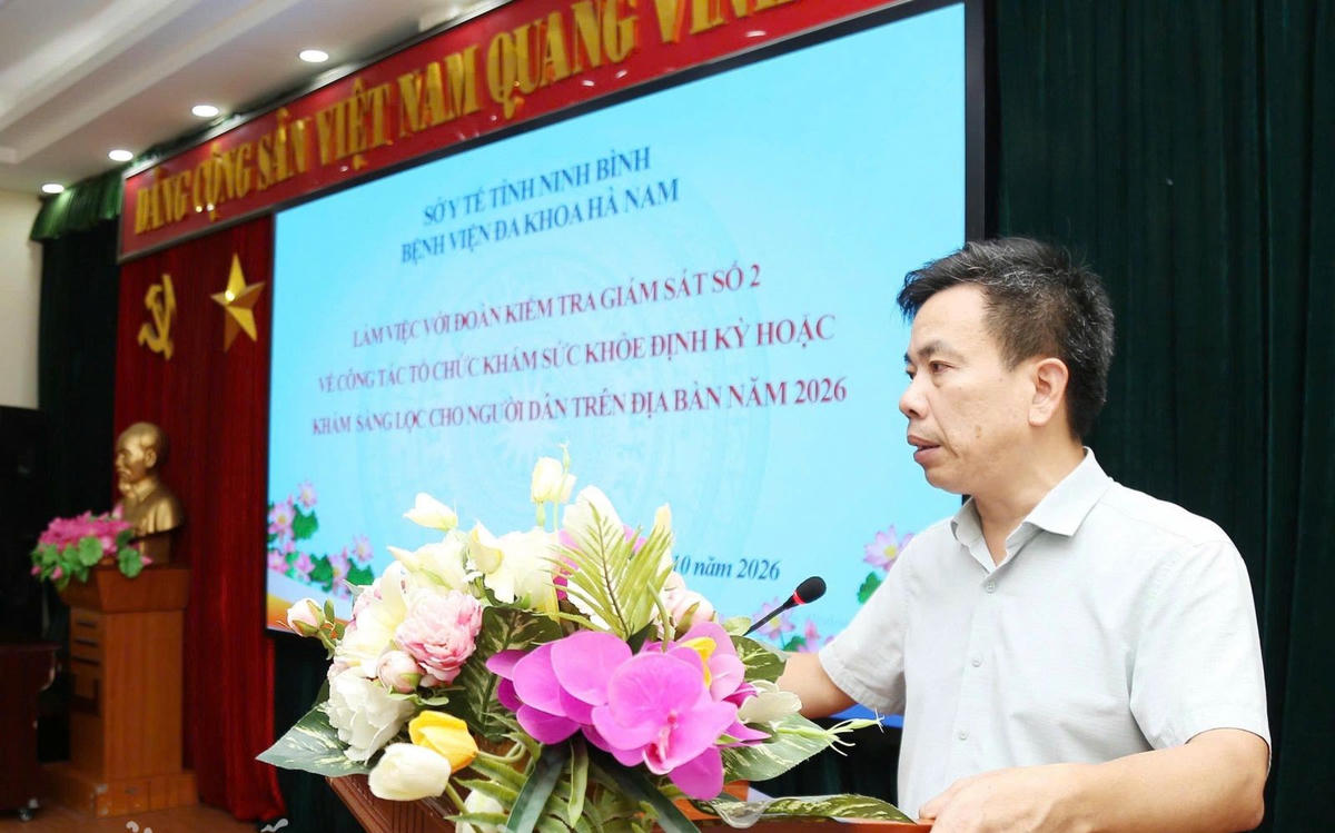 Lãnh đạo Sở Y tế Ninh Bình làm việc tại Bệnh viện Đa khoa Hà Nam nhằm giám sát công tác tổ chức khám sức khỏe định kỳ. Ảnh: Sở Y tế Ninh Bình.