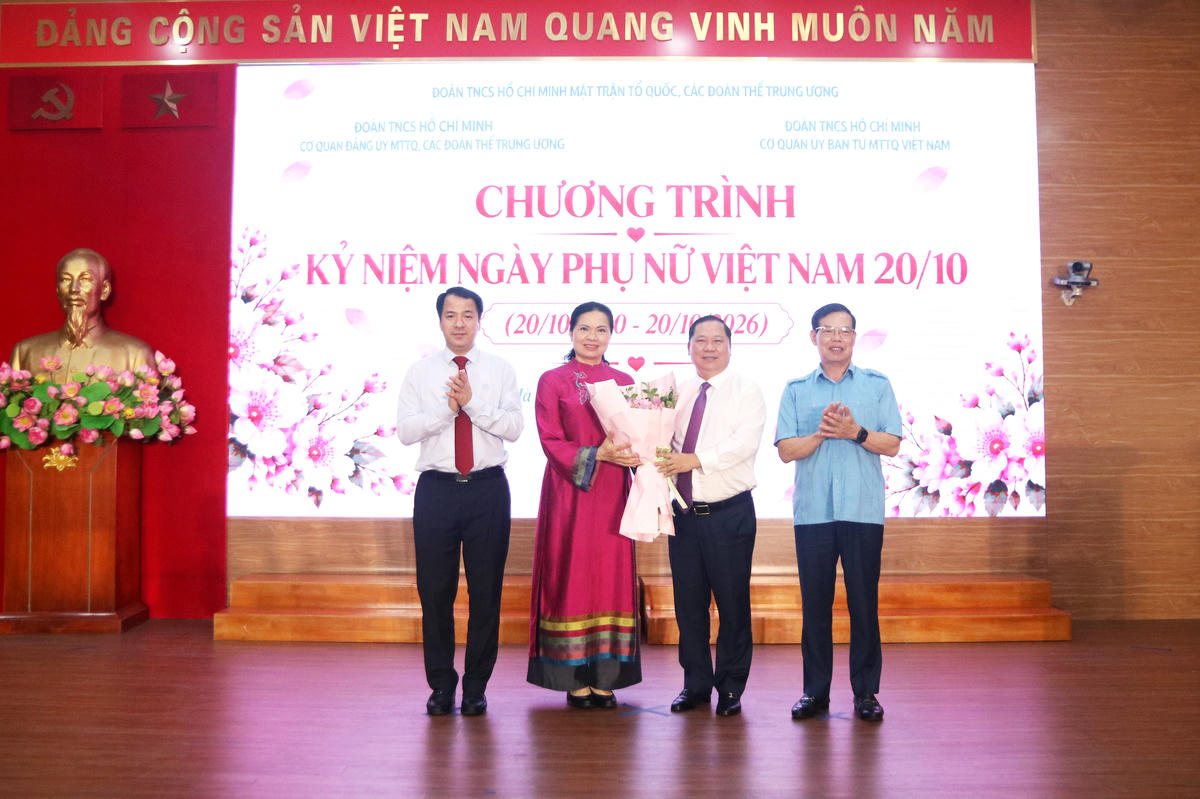 Lãnh đạo Đảng ủy Dân vận, Mặt trận và các đoàn thể Trung ương tặng hoa chúc mừng Phó Chủ tịch - Tổng Thư ký Ủy ban Trung ương MTTQ Việt Nam Hà Thị Nga.