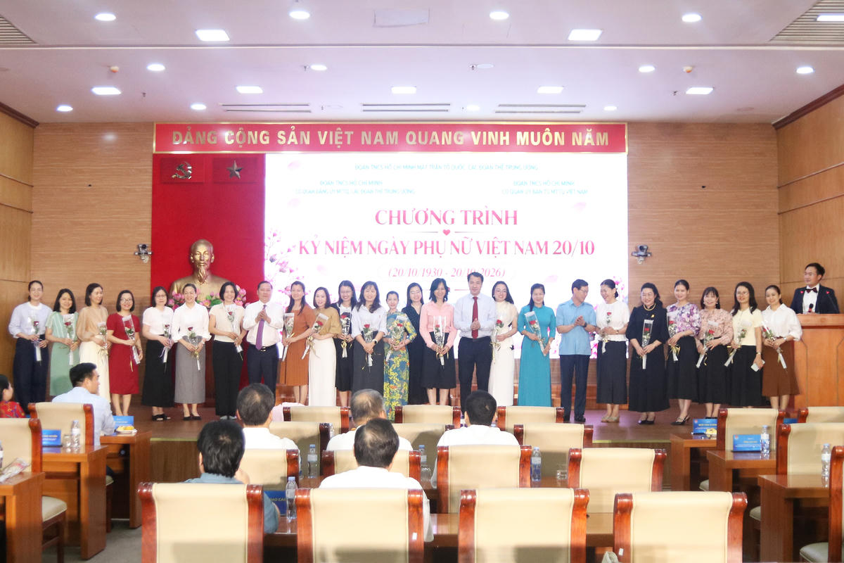 Lãnh đạo Đảng ủy Dân vận, Mặt trận và các đoàn thể Trung ương tặng hoa chúc mừng các đồng chí nữ cán bộ cơ quan.