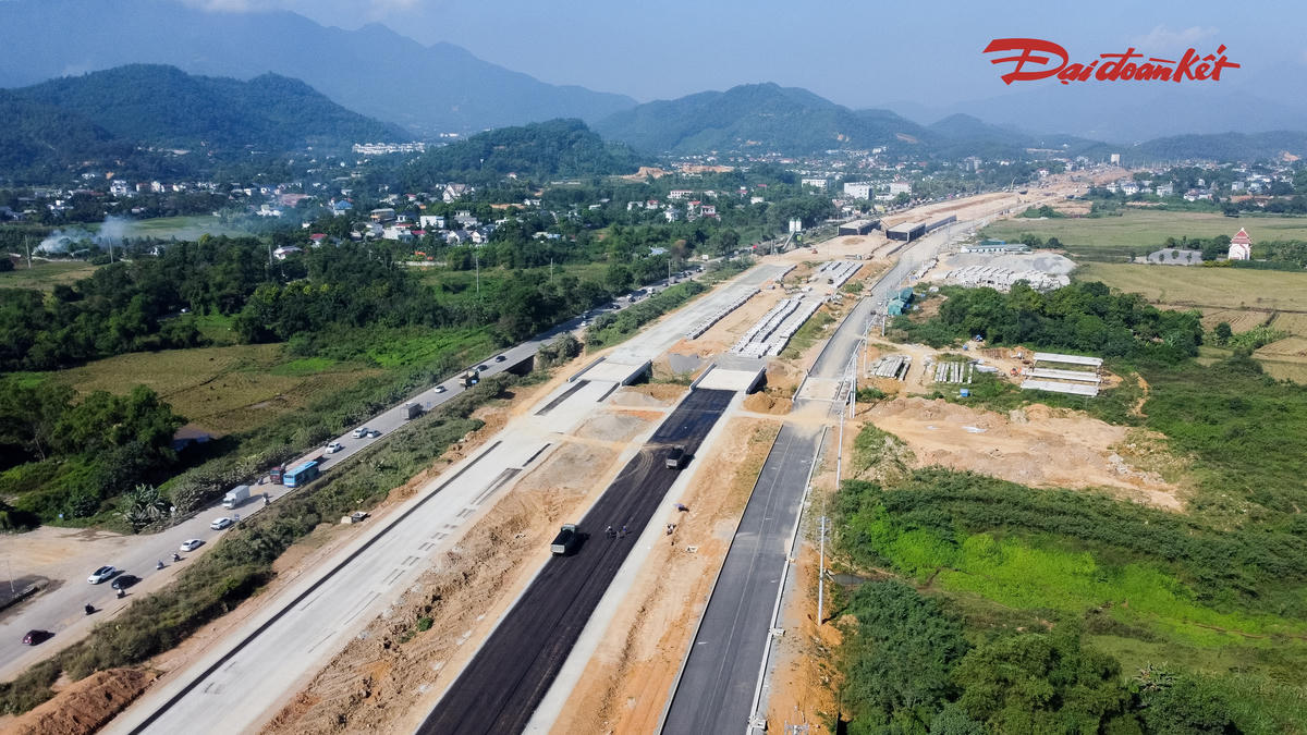 Theo thiết kế, tuyến đường có mặt cắt ngang rộng từ 120-161m, đạt tiêu chuẩn kỹ thuật cấp đặc biệt.