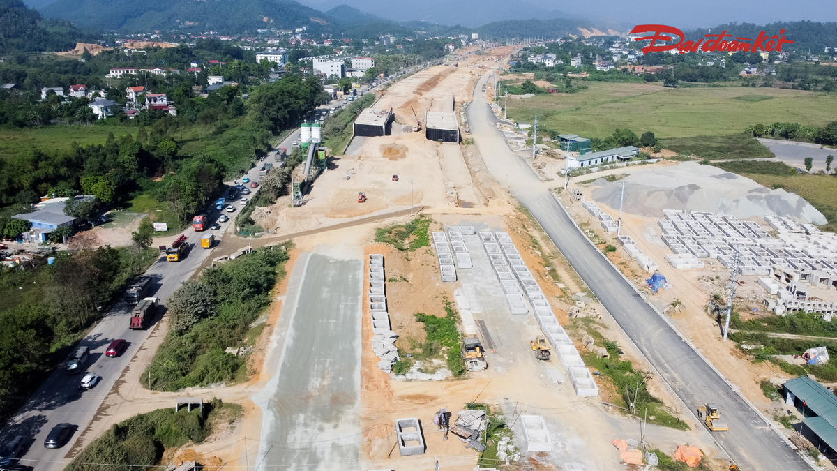 Khởi công từ tháng 10/2023, dự án đường nối từ quốc lộ 21 đến cao tốc Hà Nội - Hòa Bình được kỳ vọng hoàn thiện trục giao thông kết nối Đại lộ Thăng Long với khu vực phía Tây Thủ đô. Tuyến đường dài khoảng 6,7km, có tổng mức đầu tư hơn 5.200 tỷ đồng từ ngân sách Hà Nội và nguồn hỗ trợ của ngân sách Trung ương.