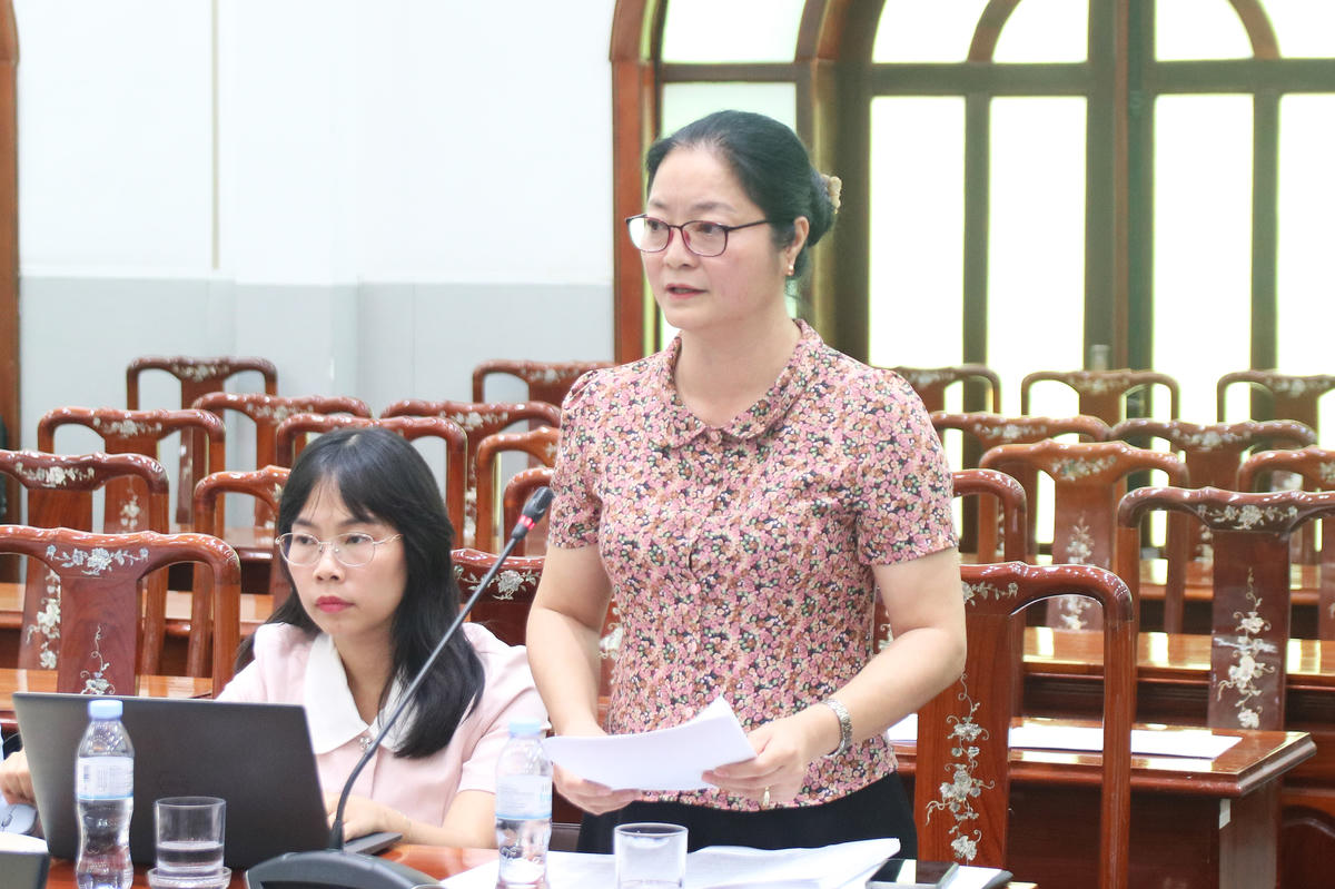 Bà Phạm Thị Lâm Anh - Phó Chủ tịch Ủy ban MTTQ Việt Nam phường Nghĩa Đô, thành phố Hà Nội phát biểu tại Hội thảo.