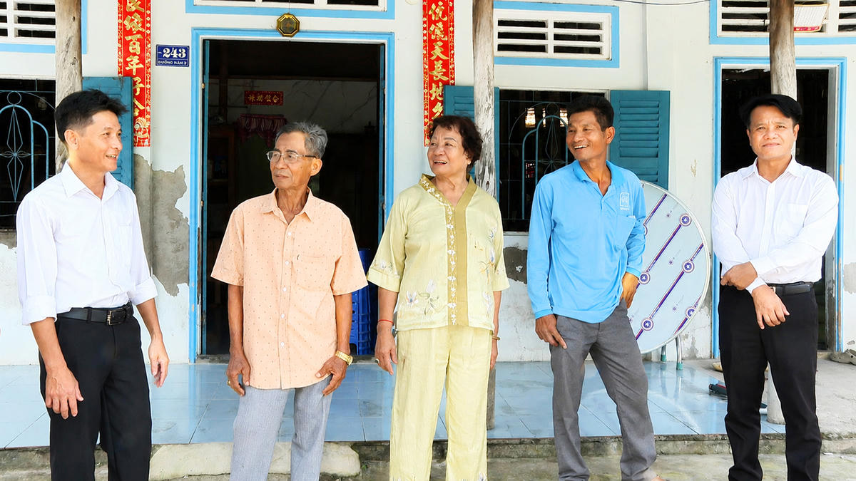 Ông Danh Sóc (thứ 2, từ trái qua) gặp gỡ bà con ấp Đông Quý. Ảnh: Thị Hoa