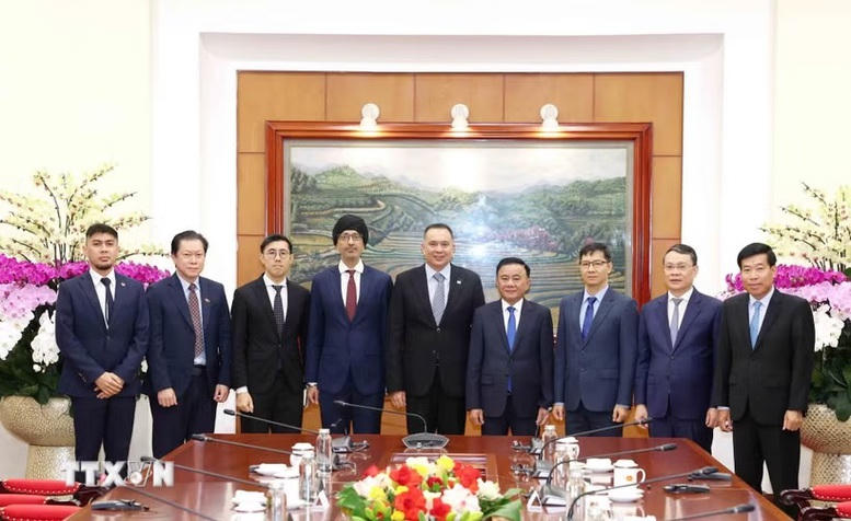 Thường trực Ban Bí thư Trần Cẩm Tú và ông Christopher Pragasam, Cục trưởng phụ trách Quan hệ quốc tế, Cục Công vụ kiêm Giám đốc điều hành Trường Công vụ quốc tế Singapore cùng các đại biểu chụp ảnh chung - Ảnh: TTXVN

